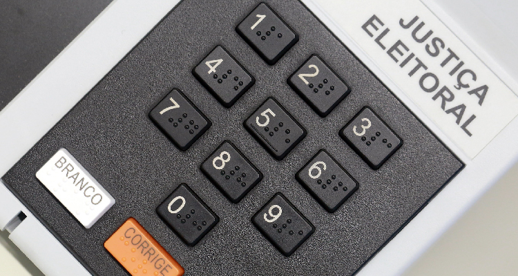 Fotografia do teclado da urna eletrônica