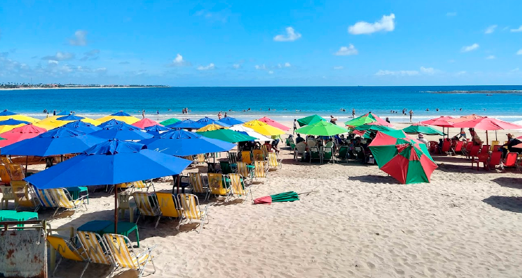 Fotografia de praia com guarda-sóis