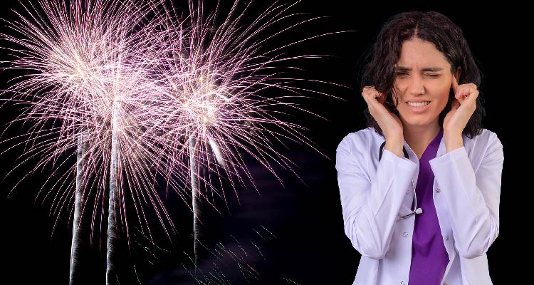 Fotografia de mulher com ouvidos tapados e cara de desconforto com fogos de artifício explodindo no céu