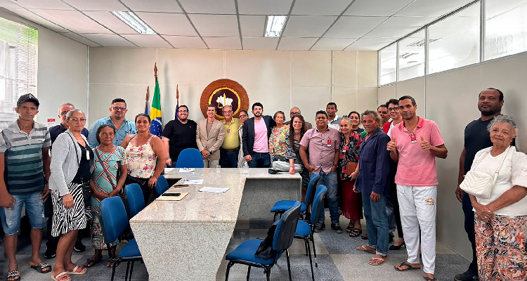 Fotografia dos participantes da reunião em volta da mesa