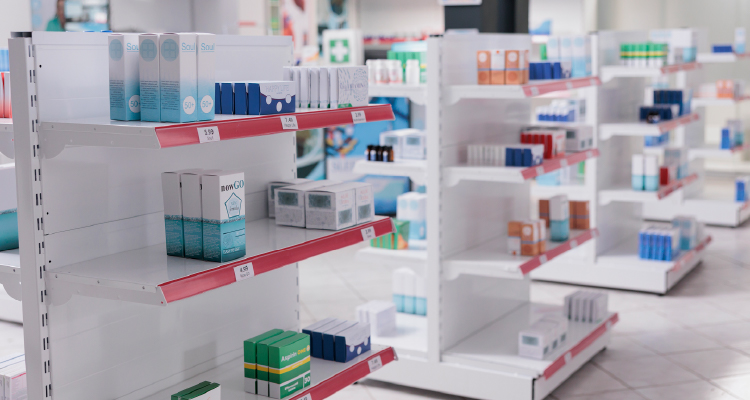 Fotografia de prateleiras com medicamentos